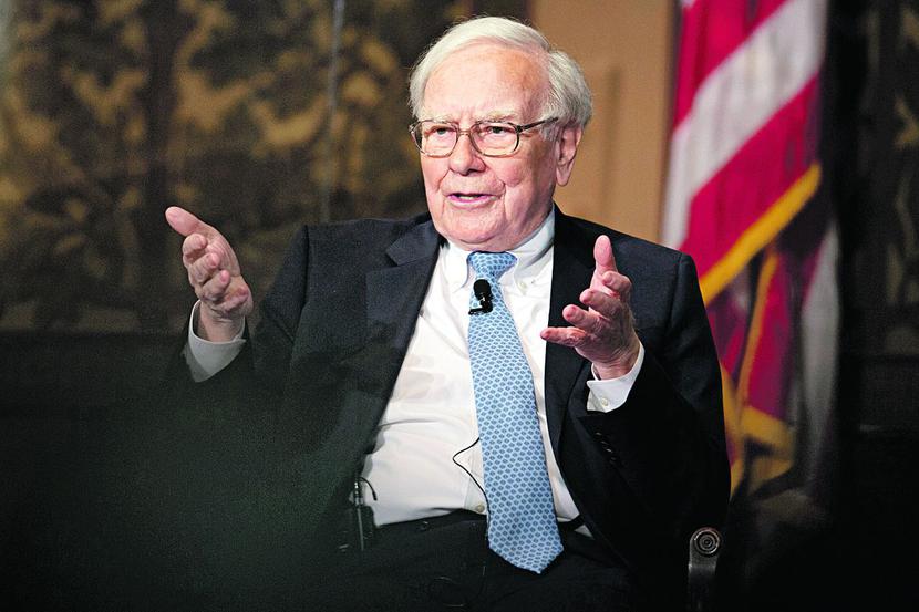 ŁOWCA OKAZJI: 83-letni Warren Buffett, który jeszcze tej jesieni nabył wart 3,45 mld USD pakiet akcji giganta
 naftowego Exxon Mobil, nie kwapi się do odejścia na emeryturę. W ostatnich dniach zadeklarował, że zainwestowałby
 w przechodzącym właśnie procedurę bankructwa amerykańskim mieście Detroit. [FOT. BLOOMBERG]