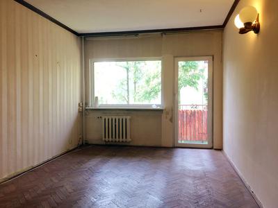 Pokój w mieszkaniu kupionym przez Marcina Kujanka, flippera z Łodzi, wymagał solidnego remontu. Po nim ten sam pokój sprawił, że wartość mieszkania znacznie wzrosła.