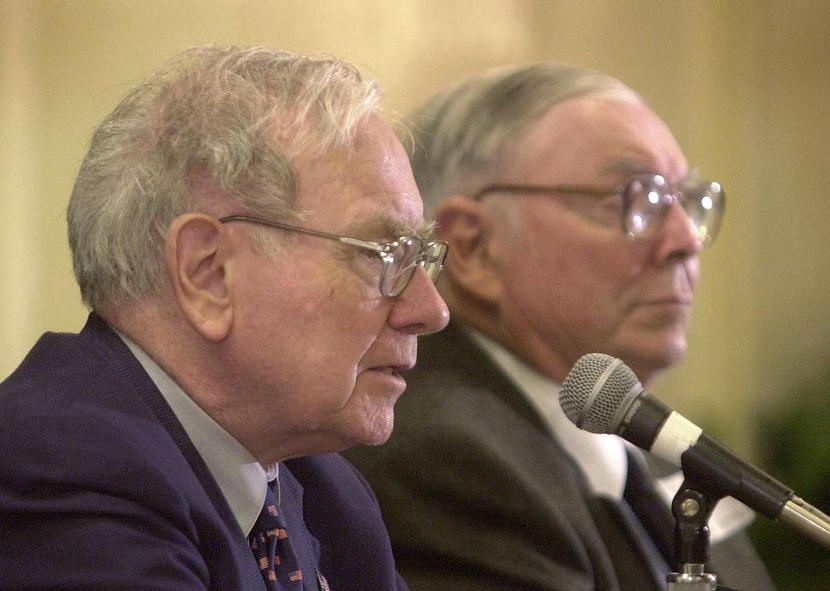 Warren Buffett, 88 lat, 87 mld USD (z lewej), Charlie Munger, 94 lata, 1,7 mld USD; twórcy potęgi finansowej Berkshire Hathaway; fot. Bloomberg