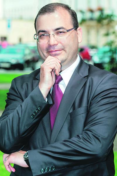 Andrzej Jaworski przez lata był czynnym politykiem i zasiadał w ławach poselskich z ramienia PiS. Do biznesu ostatecznie przeniósł się w 2017 r., wchodząc do zarządu kontrolowanego przez skarb państwa PZU. W odzieżowym detalu doświadczenia nie ma.