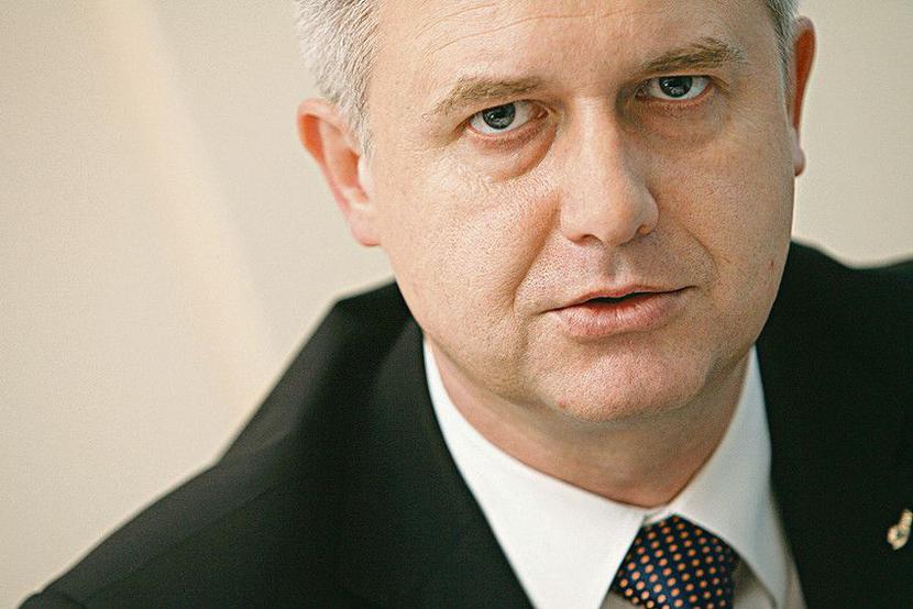 STRATY WYMUSZAJĄ CIĘCIA:
