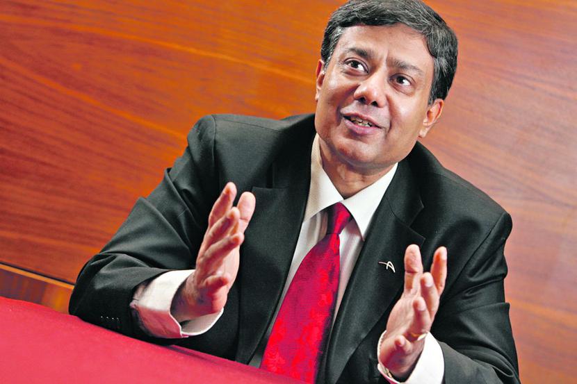 SZUKANIE SOJUSZNIKÓW: Sanjay Samaddar ogłasza inwestycje, ale jednocześnie przestrzega, że wysokie koszty energii oraz planowane w Polsce wprowadzenie akcyzy na gaz uniemożliwiają hutom konkurowanie z innymi europejskimi zakładami. Licząc na rządowe wsparcie, spotkał się z Januszem Piechocińskim, ministrem gospodarki. [FOT. WM]