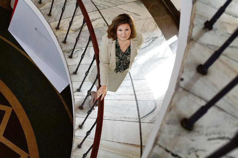 TRZECIE PODEJŚCIE:
 Aukcja częstotliwości i jej warunki wzbudzają olbrzymie kontrowersje wśród operatorów — w ostatnich miesiącach Polkomtel toczył podjazdową wojnę na listy otwarte i opinie z T-Mobile i Orange. Magdalena Gaj, prezes UKE, ma nadzieję, że poprawiona po raz drugi dokumentacja nie będzie wzbudzać sporów.
 [FOT. WM]