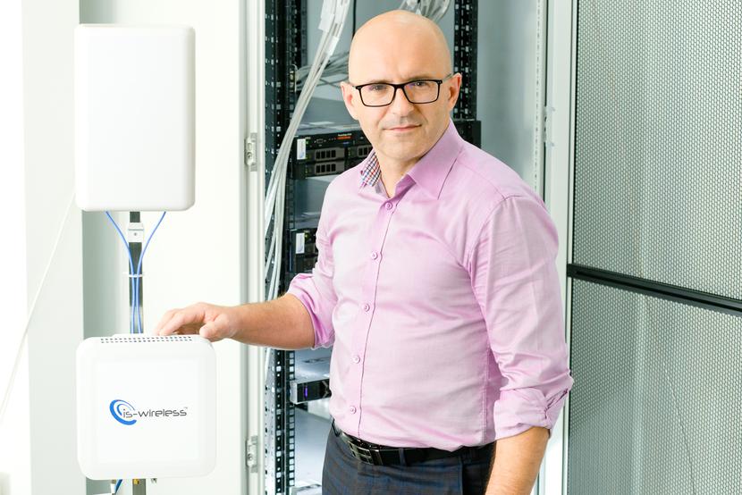 Nadzieja na rewolucję: IS-Wireless, którego prezesem jest Sławomir Pietrzyk, szykuje się do pierwszych, testowych wdrożeń oprogramowania, które ma być wykorzystywane do zarządzania sieciami 5G. Spółka liczy na to, że rynek odejdzie od dotychczasowej praktyki, czyli korzystania wyłącznie ze sprzętu i systemów kilku globalnych dostawców, choć proces ten będzie trwał lata. Nadzieja na rewolucję: IS-Wireless, którego prezesem jest Sławomir Pietrzyk, szykuje się do pierwszych, testowych wdrożeń oprogramowania, które ma być wykorzystywane do zarządzania sieciami 5G. Spółka liczy na to, że rynek odejdzie od dotychczasowej praktyki, czyli korzystania wyłącznie ze sprzętu i systemów kilku globalnych dostawców, choć proces ten będzie trwał lata.
