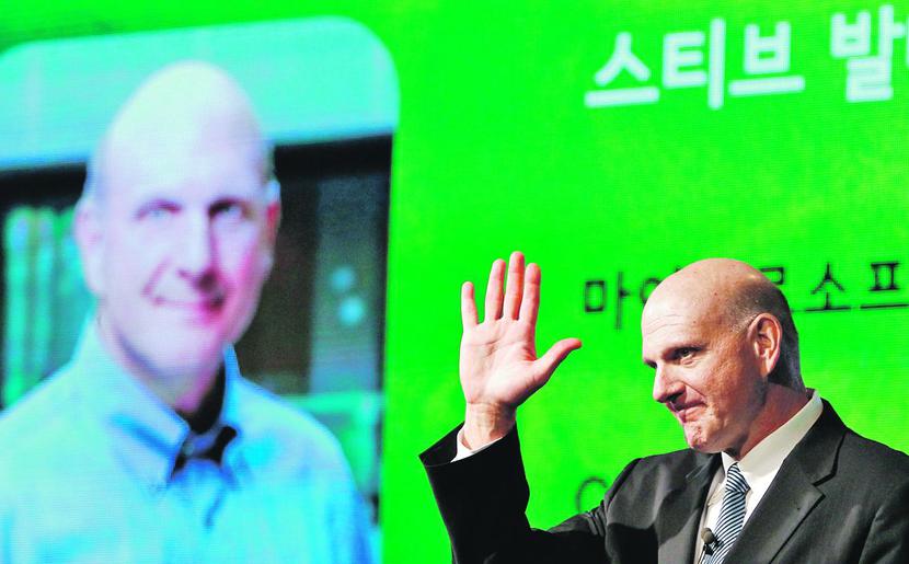 WCZESNA EMERYTURA: Steve Ballmer ustępuje ze stanowiska prezesa Microsoftu, choć ma dopiero 57 lat.
 Na brak środków do życia nie będzie jednak narzekał. Stojąc u boku Billa Gatesa niemal od początku istnienia
 firmy dorobił się majątku, który według Bloomberga wynosi 17 mld USD. Na liście bogaczy za nim są
 m.in. Lakshmi Mittal, Michael Dell czy Roman Abramowicz. [FOT. BLOOMBERG]