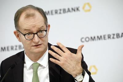 Cezary Stypułkowski, prezes mBanku (z prawej), liczył się z tym, że Kopernik trafi do szuflady, choć wydawało się, że Commerzbank, kierowany przez Martina Zielke, gotów jest zaryzykować. Wygrało jednak stare „langsam, langsam aber sicher”.