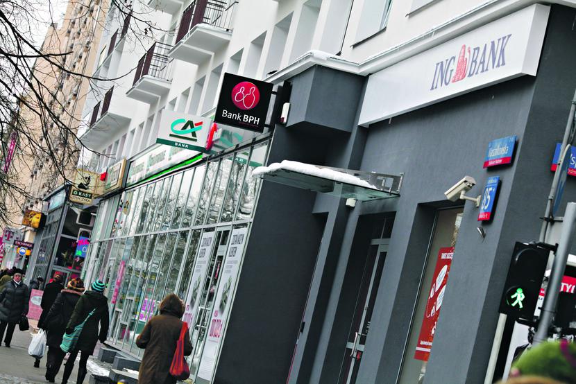 BANKOWE ALEJE: Dla cudzoziemca Polacy to naród chorowity i bogaty, bo na każdym rogu ulicy jest albo apteka, albo oddział banku. Szczyt bankowej ekspansji mamy już jednak za sobą. [FOT. MW]