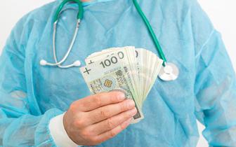 Ile powinien zarabiać lekarz na jednym etacie? OZZL przeprowadza ankietę