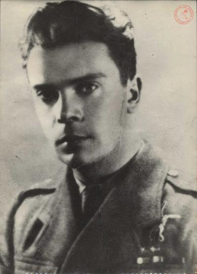 Kierował zaopatrzeniem w broń i amunicje, wraz ze swoim oddziałem prowadził wszystkie akcje zdobywania broni, magazynowania, przerzutu oraz prace rusznikarskie. W Powstaniu walczył na Woli, Starym Mieście i Czerniakowie, skąd przepłynął Wisłę na drugi brzeg. Po Powstaniu Warszawskim służył w Oficerskiej Szkole Lotniczej w Dęblinie. Zmarł w 1999 roku.