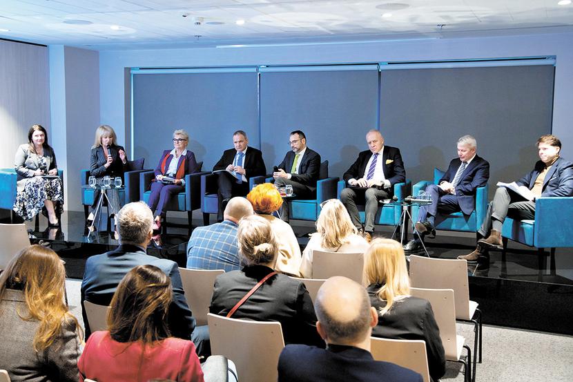 Uczestnicy panelu otwierającego 14. edycję konferencji “Polityka lekowa” dyskutowali na temat strategii mającej na celu optymalizację dostępu do farmakoterapii w Polsce (17 listopada 2022 r.). Uczestnicy panelu otwierającego 14. edycję konferencji “Polityka lekowa” dyskutowali na temat strategii mającej na celu optymalizację dostępu do farmakoterapii w Polsce (17 listopada 2022 r.).