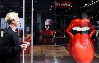 Londyn, 25 sierpnia 2021 r. Zdjęcie Charliego Wattsa w RS No. 9 Carnaby, sklepie marki Rolling Stones w Londynie. Perkusista zespołu Rolling Stones zmarł 24 sierpnia 2021 r.