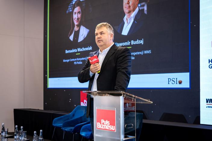 22. edycja Forum Polskich Menedżerów Logistyki „Polska Logistyka” zgromadziła wybitnych ekspertów i praktyków, a uczestnicy aktywnie komentowali prelekcje i wystąpienia. Te żywe dyskusje podczas przerw kawowych i networkingu pokazały, że logistyka to nie tylko transport i łańcuch dostaw, ale przede wszystkim ludzie.