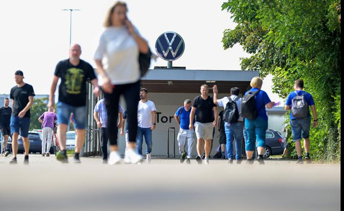 Od VW po GSK. Giganci tną zatrudnienie w Polsce i na świecie