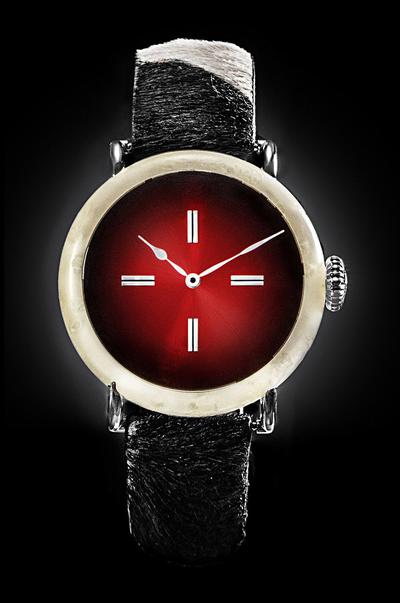 Gabinetowy zegar Atmos 1 działa dzięki najdrobniejszym  zmianom warunków atmosferycznych. Wykonany przez Jaeger-LeCoultre ma  estymację do 59 tys. zł. [FOT. CHRISTIE’S]  ZAMIAST DESERU: Szwajcarski  ser wchodzi w skład koperty Swiss Mad Watch — egzemplarz jest unikatowy,  a ze względu na dobroczynny cel licytacji nie podano spodziewanej ceny.