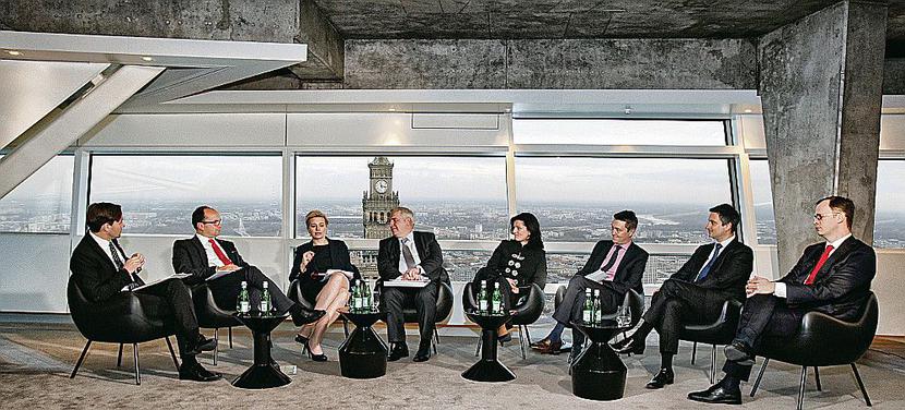 PIERWSZY KROK W CHMURACH: Przedstawiciele polskich firm, które rozpychają się za granicą lub pomagają w tym innym, mówili o swoich dylematach i bolączkach, a szefowie i wiceszefowie rządowych agencji zapewniali, że zrobią wszystko, żeby uchylić im nieba. Trzymamy za słowo. [FOT. MW]
 
 