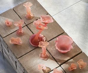 „Pali się piękno”. Wystawa Aliny Szapocznikow i Filomeny Smoły w galerii Objekt