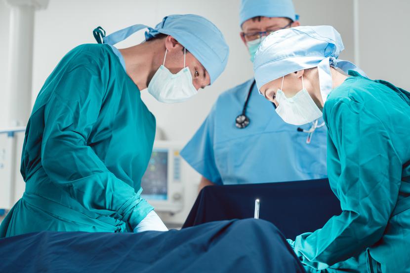 Z opublikowanej niedawno w JAMA analizy wynika, że pacjenci operowani przez chirurgów-mężczyzn mieli o 25 procent wyższe ryzyko zgonu w ciągu roku po operacji w porównaniu z tymi, których operowały kobiety.