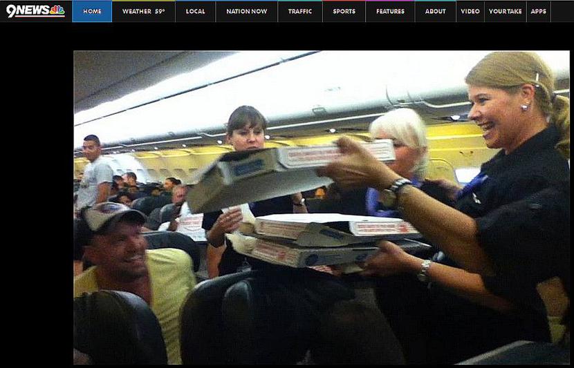 Jeden z pasażerów lotu przesłał mediom zdjęcie rozdawanej na pokładzie pizzy (FOT. 9news.com)