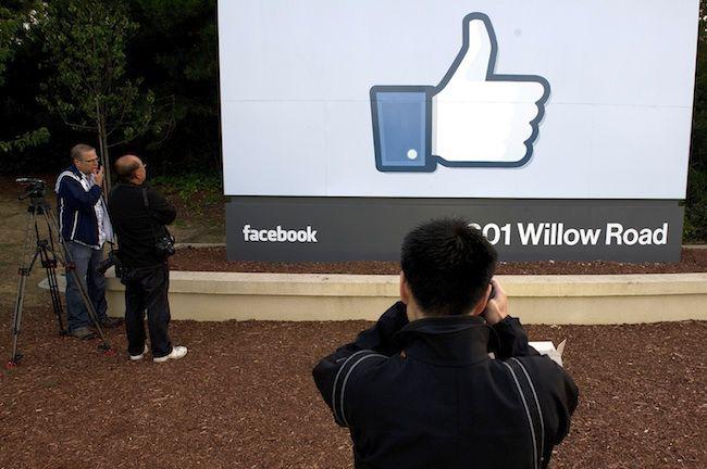 Tablica przed wejściem do głównej siedziby Facebooka (fot. Bloomberg)