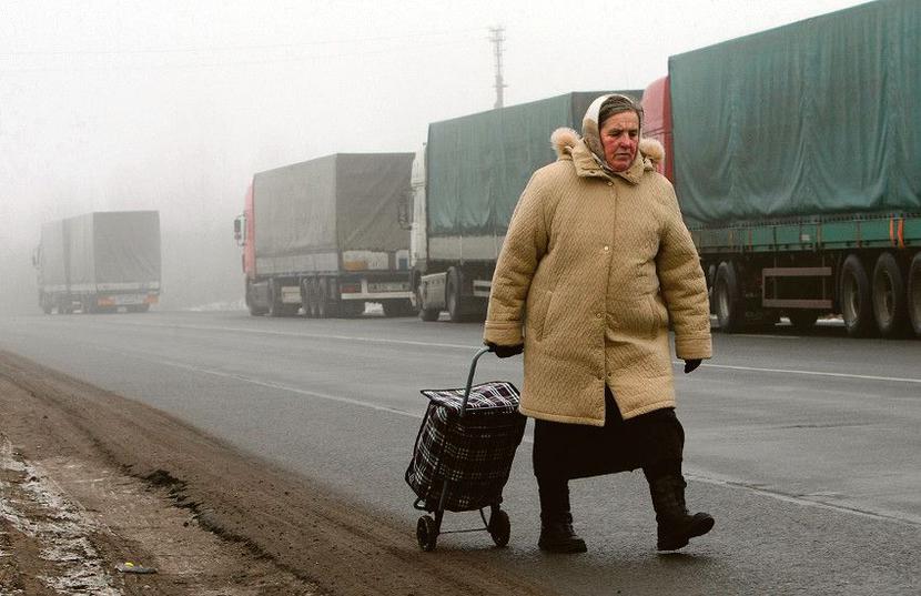 PARANOJA: Opłaty wprowadzone dla TIR-ów przez rosyjską służbę celną tamtejszy sąd arbitrażowy uznał za nielegalne. Służba więc je odwołała i natychmiast wprowadziła z powrotem. [FOT. BLOOMBERG]