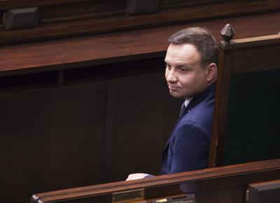 RACHUNEK ZA PREZYDENTA: Realizacja obietnic wyborczych Andrzeja Dudy doprowadziłaby do problemów w finansach publicznych. Rząd szybko policzył, że budżetu nie stać na podwyżkę kwoty wolnej, a banków — na przewalutowanie kredytów frankowych. Teraz umacnia się pogląd, że gospodarka nie udźwignie prostej obniżki wieku emerytalnego.