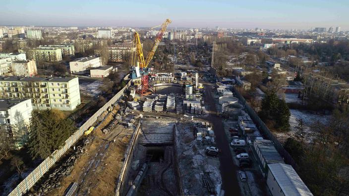 BDiM Mińsk Mazowiecki rozwija działalność wielu kierunkach. Kilka lat temu firma podjęła się nowego wyzwania, jakim jest budowa Tunelu Średnicowego pod Łodzią. Jej specjaliści budują nowe stacje, komory startowe dla maszyn TBM i inne, zaawansowane elementy infrastruktury podziemnej.