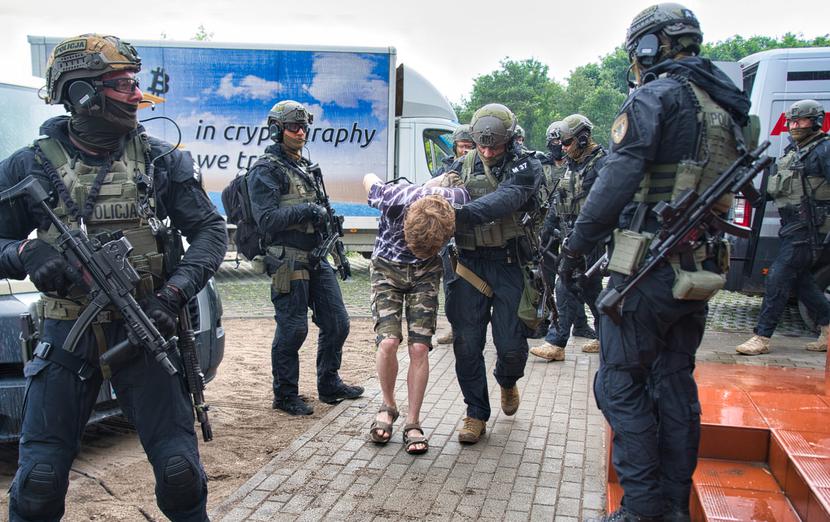 Akcja trzech służb: Akcja trzech służb: