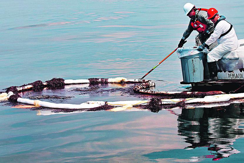 KATASTROFY POTRAFIĄ ZABOLEĆ: Wystarczy drobne niedopatrzenie, by firma musiała płacić
 milionowe, a nawet miliardowe kary i odszkodowania. Przedsiębiorcy — choć zdają sobie sprawę
 ze skali zagrożenia – to niewiele robią, by się zabezpieczyć. [FOT. BLOOMBERG]