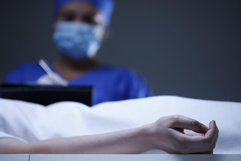 Karta zgonu nie powinna zawierać sformułowań, które sugerowałyby, że przyczyna zgonu została w sposób wiążący ustalona przez lekarza dokonującego oględzin zwłok - twierdzą lekarze PPOZ.