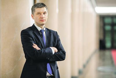 Piotr Nowak, który odpowiada w resorcie finansów za zarządzanie długiem, zebrał ostatnio pochwały od szefa za budowanie relacji z inwestorami. Od czasu obcięcia ratingu Polski wiceminister jeździ po świecie i przekonuje, że pożyczanie nam to bezpieczna inwestycja z dobrą stopą zwrotu.