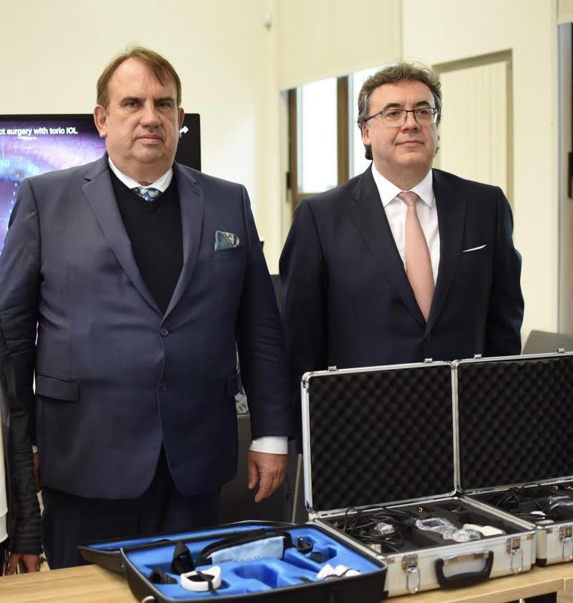 Na zdjęciu rektor Uniwersytetu Medycznego w Lublinie prof. Wojciech Załuska oraz prof. Robert Rejdak z kamerami przekazanymi do Lwowa.