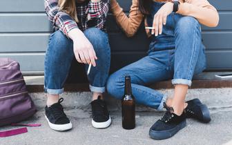 Szkodliwe picie alkoholu w młodym wieku to większe ryzyko depresji w późniejszym życiu