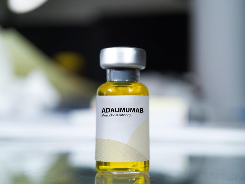 Humira zawiera adalimumab - przeciwciało monoklonalne stosowane w terapii wielu chorób autoimmunologicznych, np. w reumatoidalnym zapaleniu stawów, zesztywniającym zapaleniu stawów, chorobie Crohna, łuszczycy plackowatej, wrzodziejącym zapaleniu jelita grubego czy łuszczycowym zapaleniu stawów.