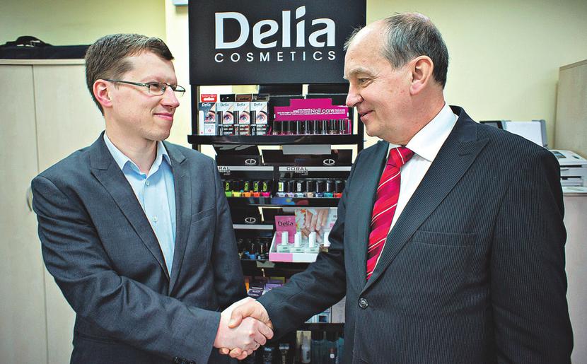 ZGRANY DUET:
 Podłódzka firma
 kosmetyczna
 Delia Cosmetics
 przygotowuje się
 do sukcesji. Stery
 od Józefa Szmicha
 seniora przejmuje
 syn — Karol Szmich.
 Na razie jednak
 wspólnymi siłami
 przygotowują się
 do ekspansji
 na rynkach
 Bliskiego Wschodu.
 [FOT. D. MARCINKOWSKI]