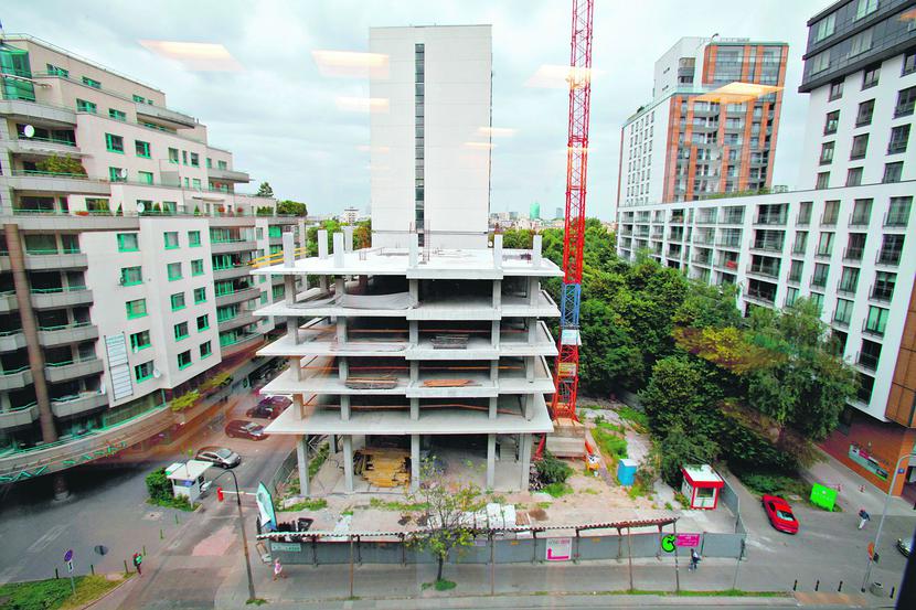 SPRAWCA KŁOPOTÓW: Budowę 13-piętrowego apartamentowca przy ul. Grzybowskiej w Warszawie Śródmiejska Spółdzielnia Mieszkaniowa zaczęła pod koniec 2011 r. Nie zabezpieczyła jednak wystarczającej gotówki na inwestycję — dlatego do dziś budynek osiągnął wysokość zaledwie piątego piętra. [FOT. WM] 