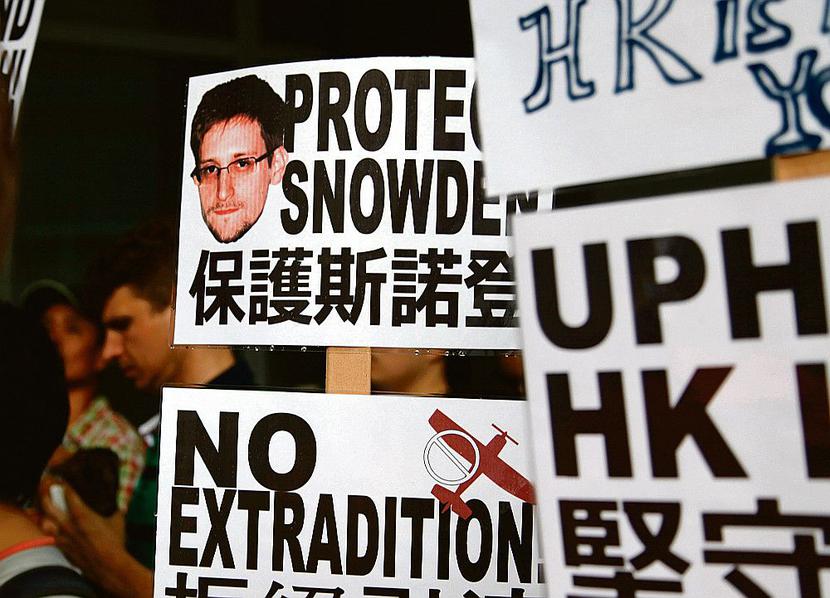 Informatora bronią Chińczycy oskarżani od wielu lat przez USA o szpiegostwo internetowe. Snowden poinformował, że jego rodacy włamują się do chińskich komputerów od 2009 r. Sprawę komplikuje fakt, że po ujawnieniu dokumentów uciekł do… Hongkongu, więc USA będą musiały ubiegać się o ekstradycję.
 [FOT. BLOOMBERG]