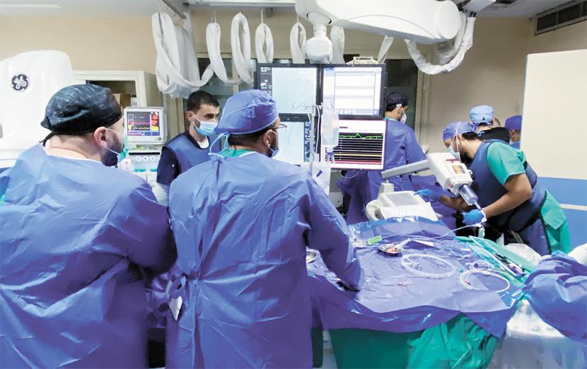 Zespół kardiologów i chirurgów podczas wykonywania zabiegu TAVI.