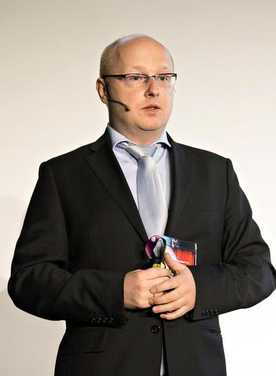 WSZYSCY ZADOWOLENI:  Wicepremier Mateusz Morawiecki potwierdził: JP Morgan otwiera biuro w Polsce. Pokieruje nim Sławomir Soszyński. Jacek Levernes, prezes Związku Liderów Sektora Usług Biznesowych, przewiduje, że bank inwestycyjny ściągnie do Polski kolejne świetne marki ze świata finansów.