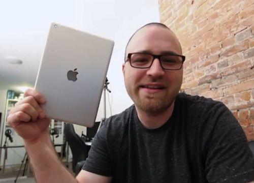 Bloger prezentuje obudowę (źródło: kanał unboxtherapy na YouTube.com)