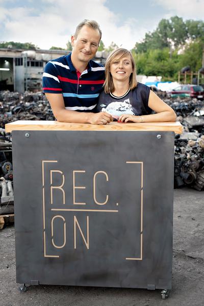 NOWE FUNKCJE: Paulina i Bartek Bieleccy tworzą produkty z elementów zużytych i niepotrzebnych. Wykorzystują części, które miały już swoje życie, i po przeróbce dają im nowe. Elementy z aut wykorzystywane przez firmę pochodzą ze stacji demontażu pojazdów.