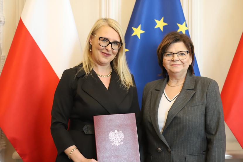 Powołana przez minister Leszczynę nowa dyrektor jest profesorem w Pracowni Geriatrii Katedry i Kliniki Medycyny Paliatywnej Uniwersytetu Medycznego im. Karola Marcinkowskiego w Poznaniu. Powołana przez minister Leszczynę nowa dyrektor jest profesorem w Pracowni Geriatrii Katedry i Kliniki Medycyny Paliatywnej Uniwersytetu Medycznego im. Karola Marcinkowskiego w Poznaniu.