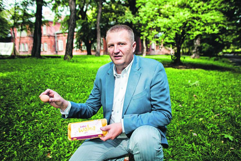 Z WYBIEGU DO REKLAMY: Jaja z wolnego wybiegu potrzebują
 reklamy i jak najszerszej dystrybucji — twierdzi Bartłomiej
 Chłodnicki, prezes Polskich Ferm. Marka Kurka Wolna od kilku
 tygodni gości w sieciach handlowych. Później ma wejść również
 do małych sklepów osiedlowych. [FOT. ARC]