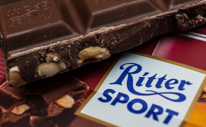 Ritter Sport okleja czekoladę. Wyjaśniamy, co musi zakryć i dlaczego