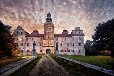 Zamek książęcy Niemodlin od wielu lat stanowi inspirację dla twórców kultury. Zaintrygowany okolicą Jan Jakub Kolski zrealizował tu swój słynny film „Jasminum”.