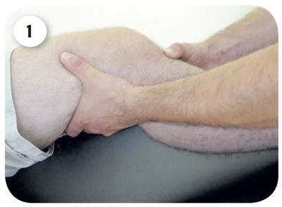 Pacjent leży na wznak z kolanem zgiętym ok. 30 stopni. Badający stoi z boku badanej kończyny i podciąga podudzie do przodu.