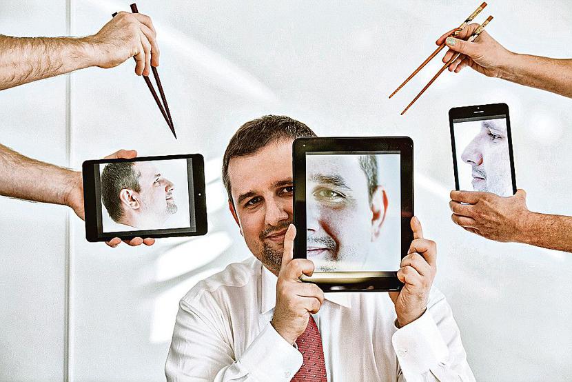 WIEDZIAŁ, GDZIE:
 Produkować trzeba w Shenzhen. Tylko tu w jednym miejscu są wszyscy poddostawcy. Jeśli chce się zrobić nowy produkt, w jeden dzień można obdzwonić wszystkich i zamówić elementy — mówi Mirosław Włodarczyk, który kieruje w Chinach fabryką tabletów i e-czytników.
 [FOT. WM]