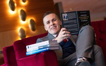 Od taniej herbaty w drogim hotelu do strategii biznesowej: Michał Kanarkiewicz o zmianie myślenia i esencjalizmie