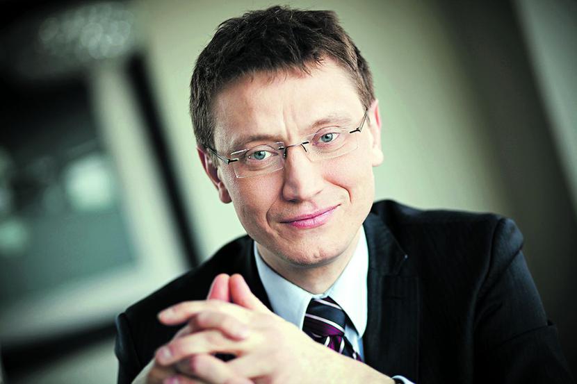 OBSŁUGA ZAMIAST SPRZEDAŻY: — Sprzedaż przez internet czy urządzenia mobilne wciąż pozostaje dla ubezpieczycieli dużym wyzwaniem. Raczej będą oni inwestować w rozwój obsługi posprzedażowej za pomocą tych kanałów — uważa Jarosław Hermann, członek zarządu AXA Polska.  [FOT. ARC] 