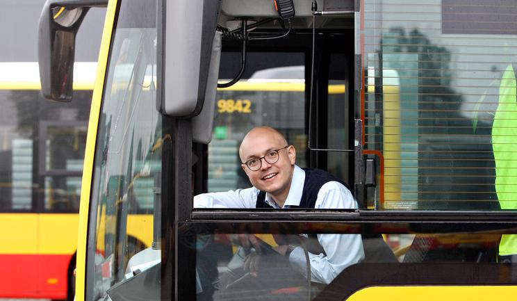 Profesor SGH spełnił dziecięce marzenie. Raz w miesiącu prowadzi miejski autobus