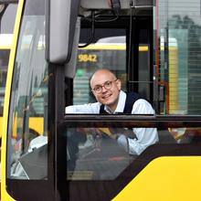 Profesor SGH spełnił dziecięce marzenie. Raz w miesiącu prowadzi miejski autobus